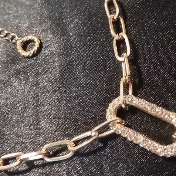 Paper clip chain with rhinestones and a drop pearl. Gold tone /white pearl like - Picture 9 of 9